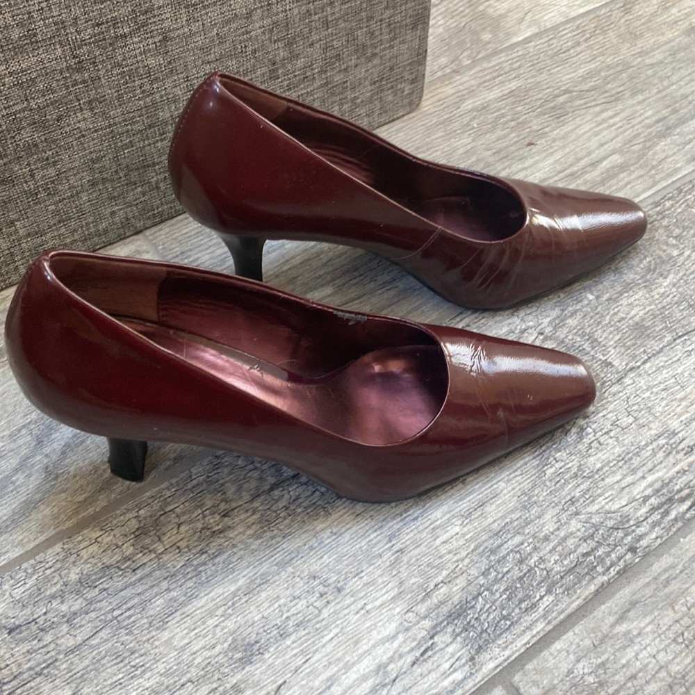 Bass burgundy Heels pumps 7.5
